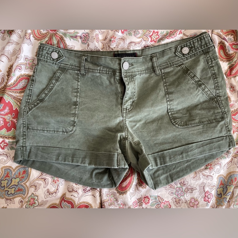 Women's American Eagle Green Khaki Midi Shorts 10 EUC!!!